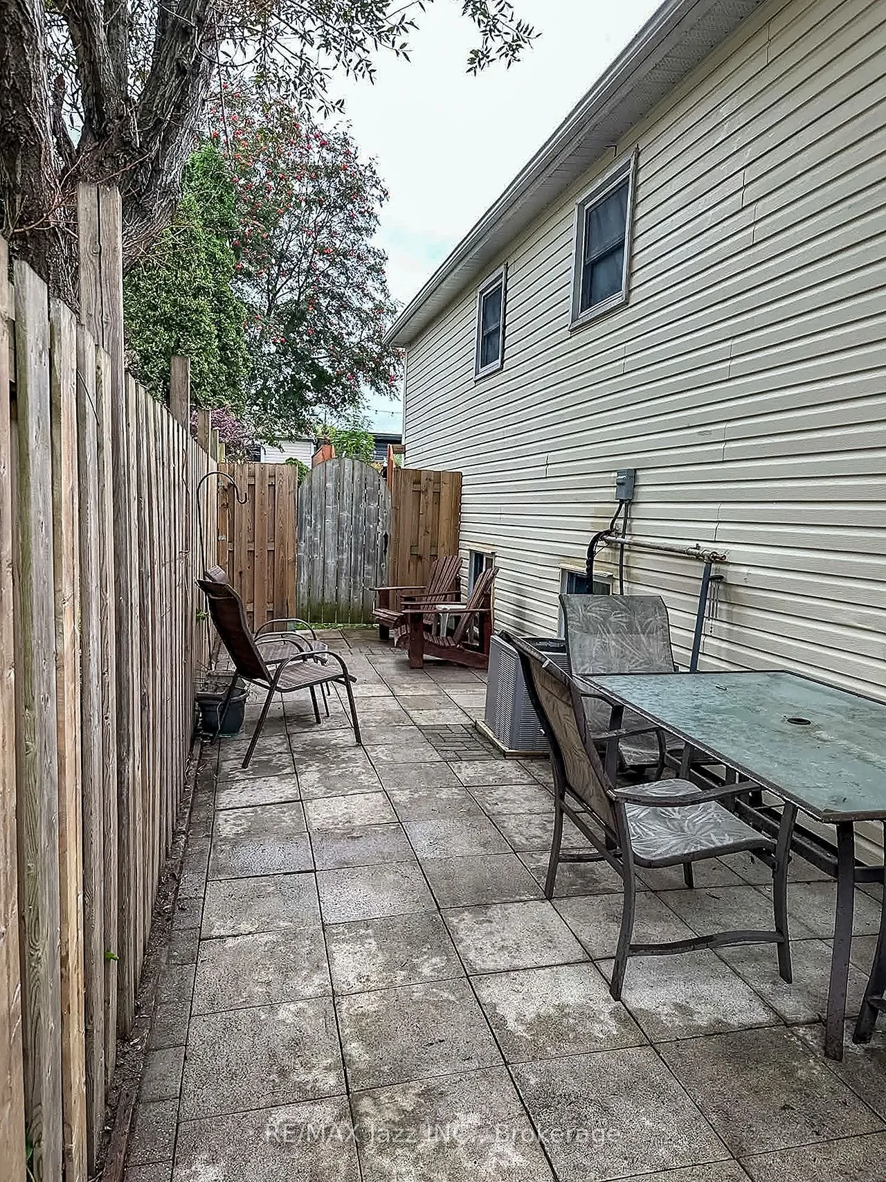 1431 Ritson Road S — photo 3
