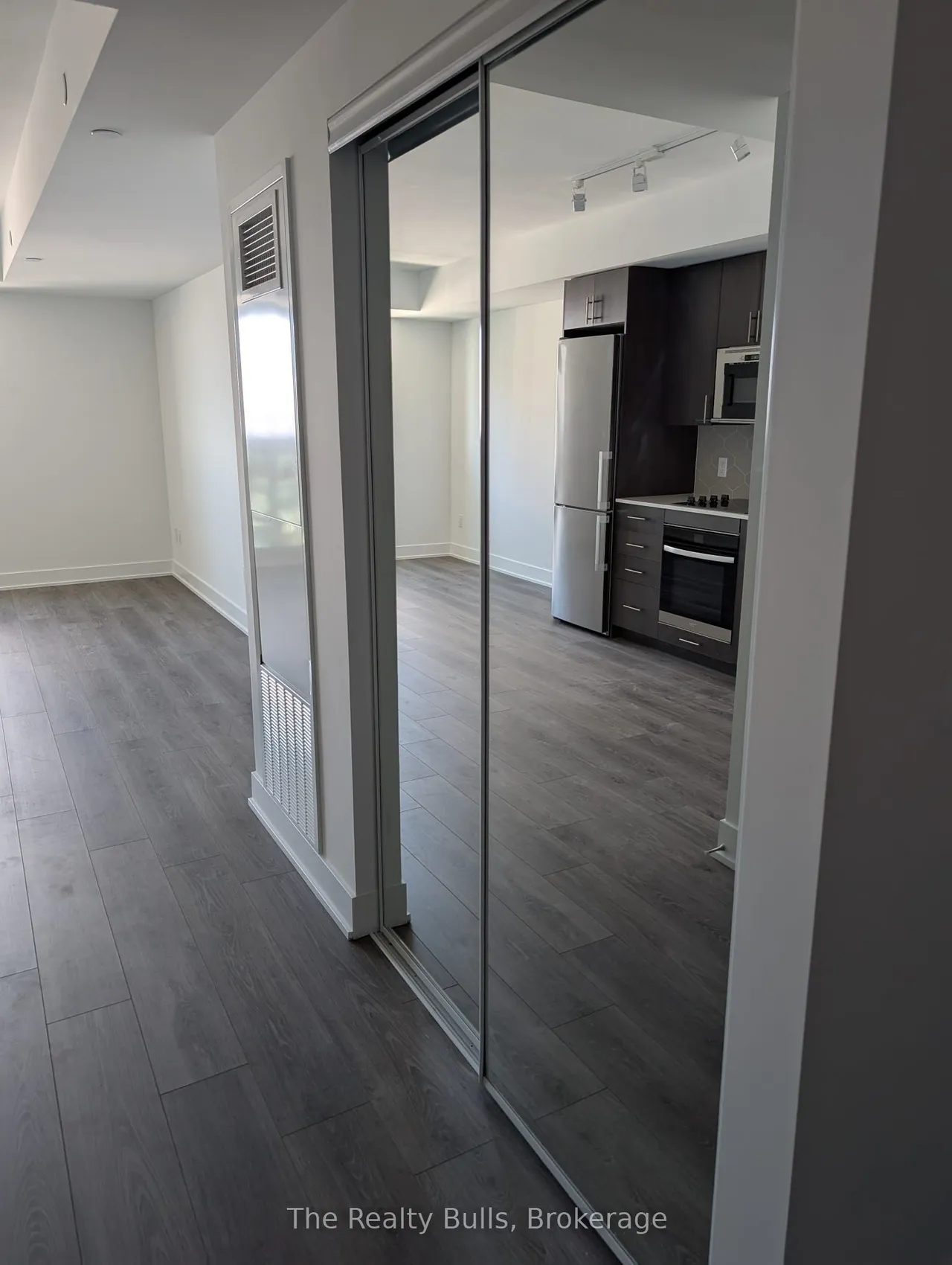 2545 Simcoe Street — photo 3