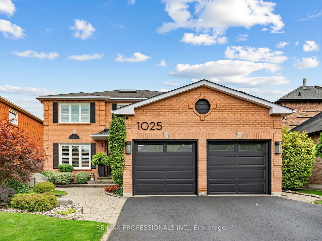 1025 Moorelands Crescent — photo 2