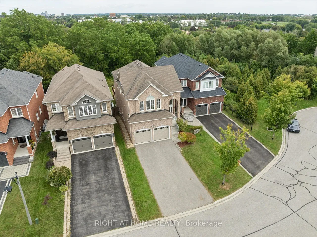 28 Bradford Court — photo 3