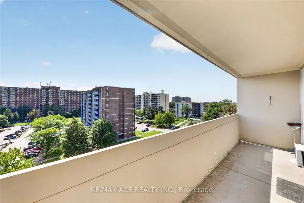 2 Glamorgan Avenue, Unit 803 — photo 33