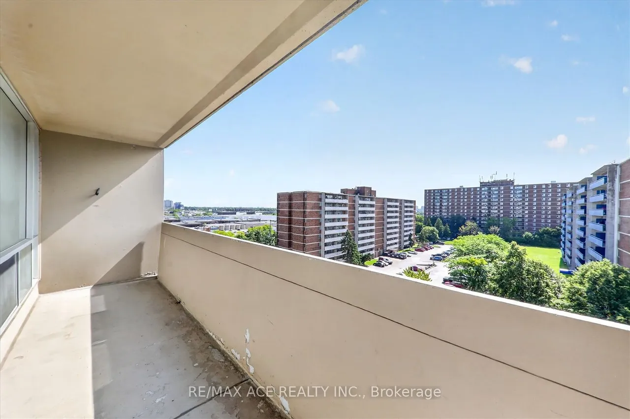 2 Glamorgan Avenue, Unit 803 — photo 32