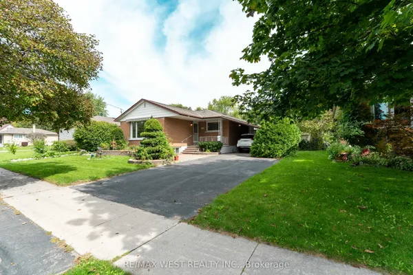 203 Lupin Drive — photo 2