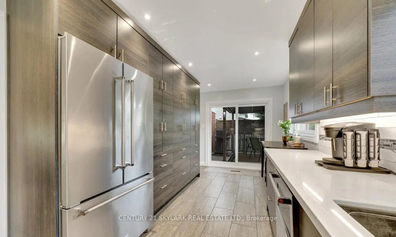 107 Clayton Crescent — photo 2