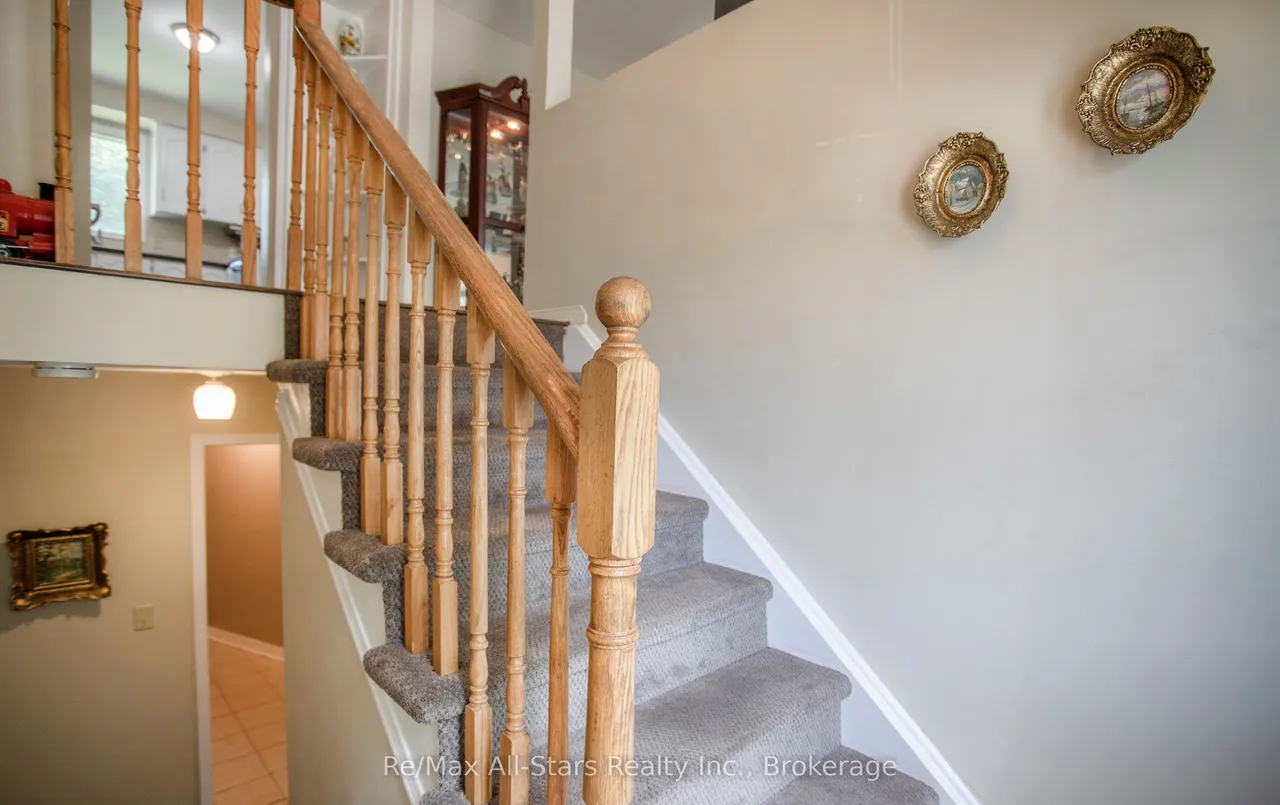 39 Applewood Crescent — photo 3