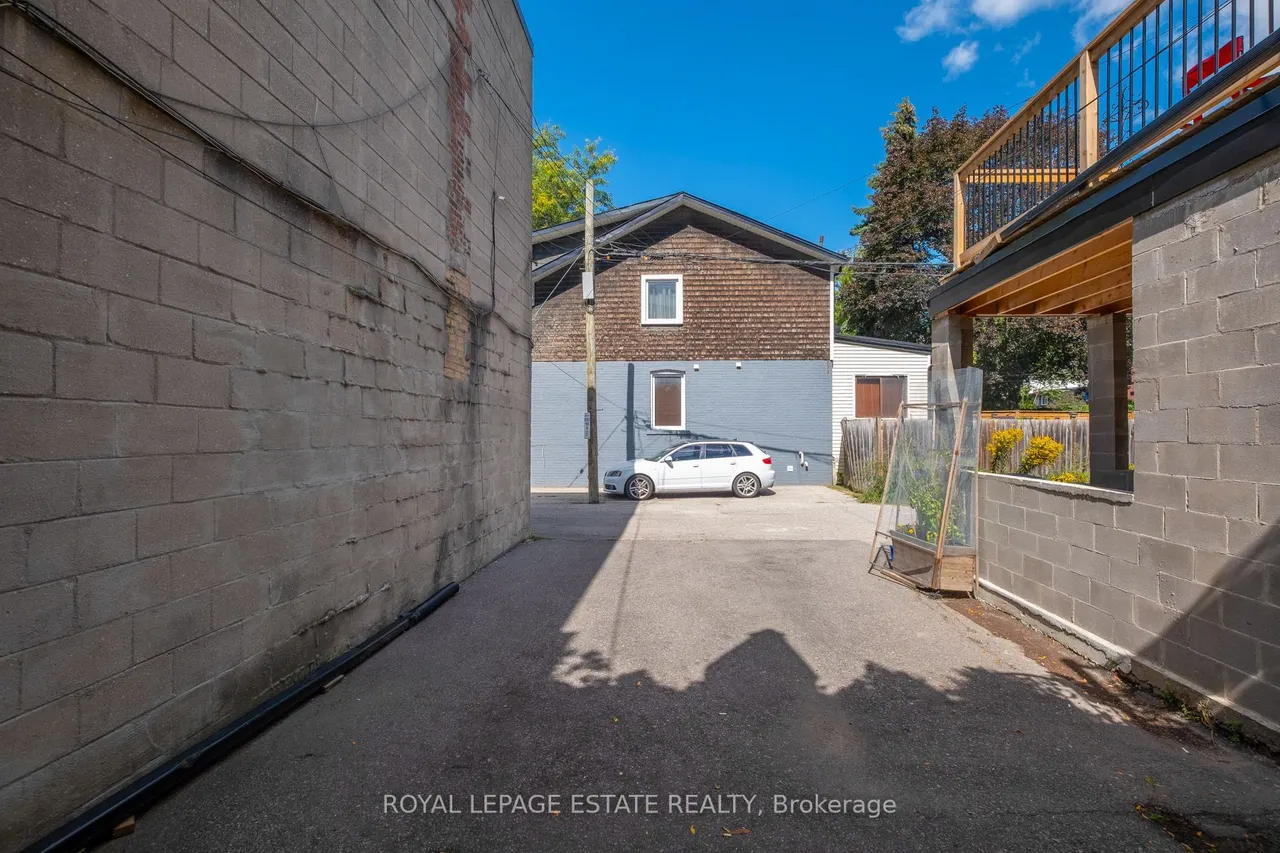 1562 Queen Street E — photo 23