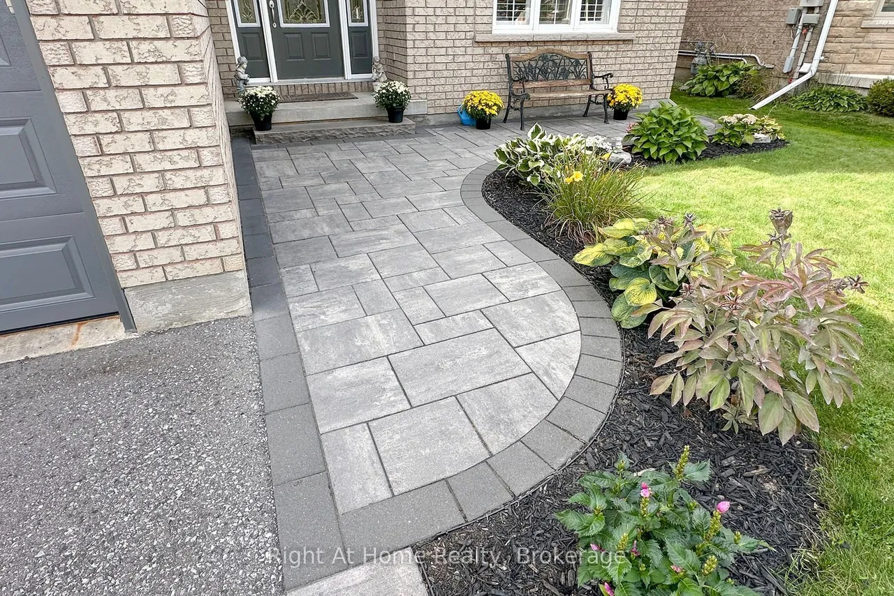 2096 STORNOWAY Street — photo 3