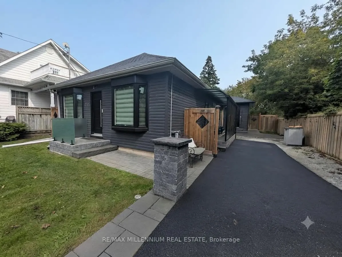 1723 Brock Street S — photo 3