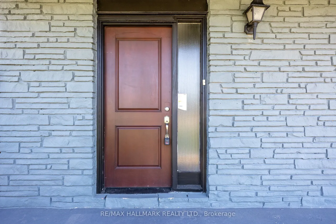 109 Thickson Road S — photo 3