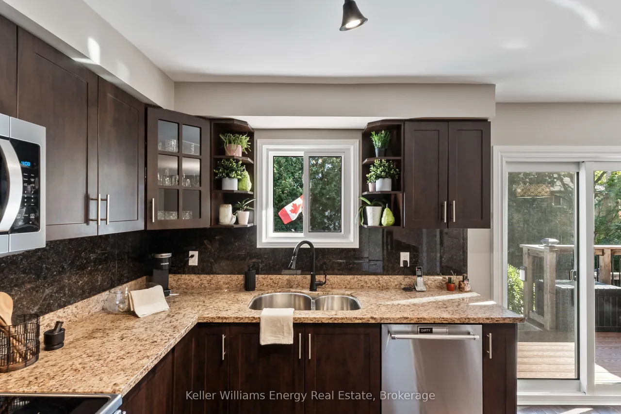 523 Palmtree Crescent — photo 3