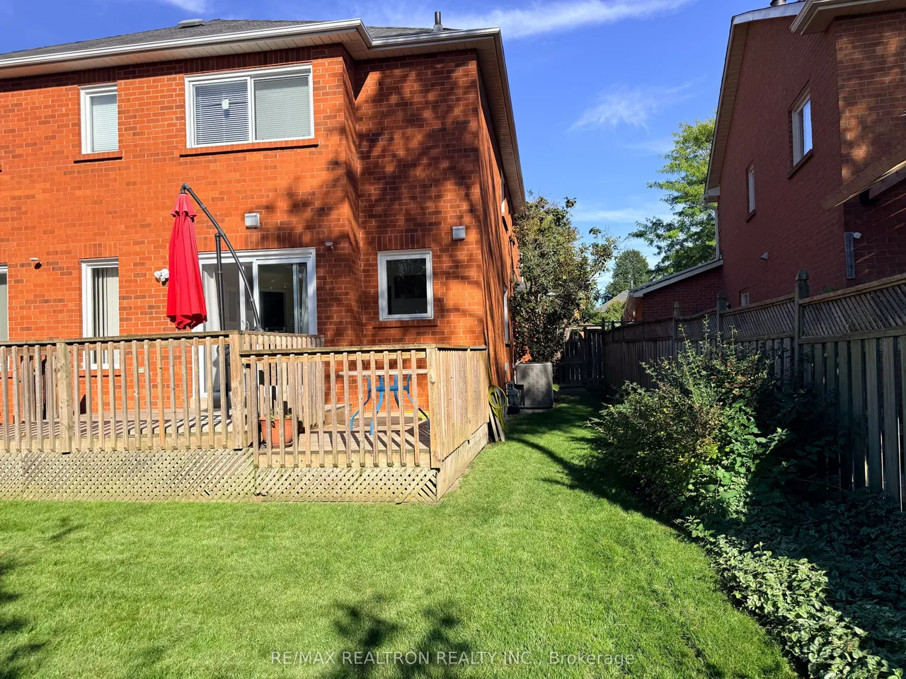 8 Watersdown Crescent — photo 27