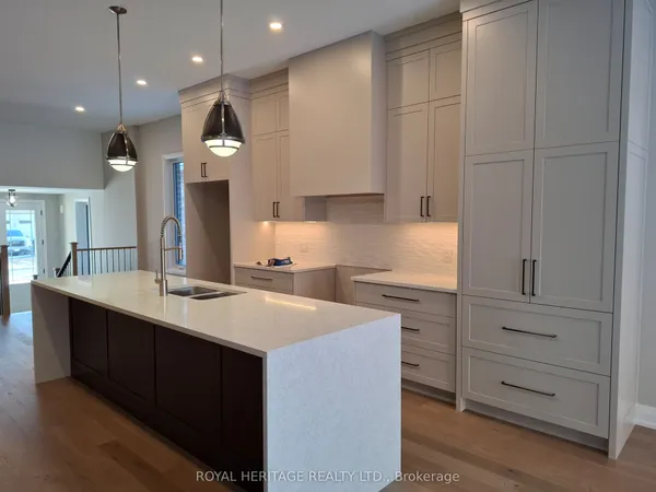 8 St Augustine Drive — photo 2
