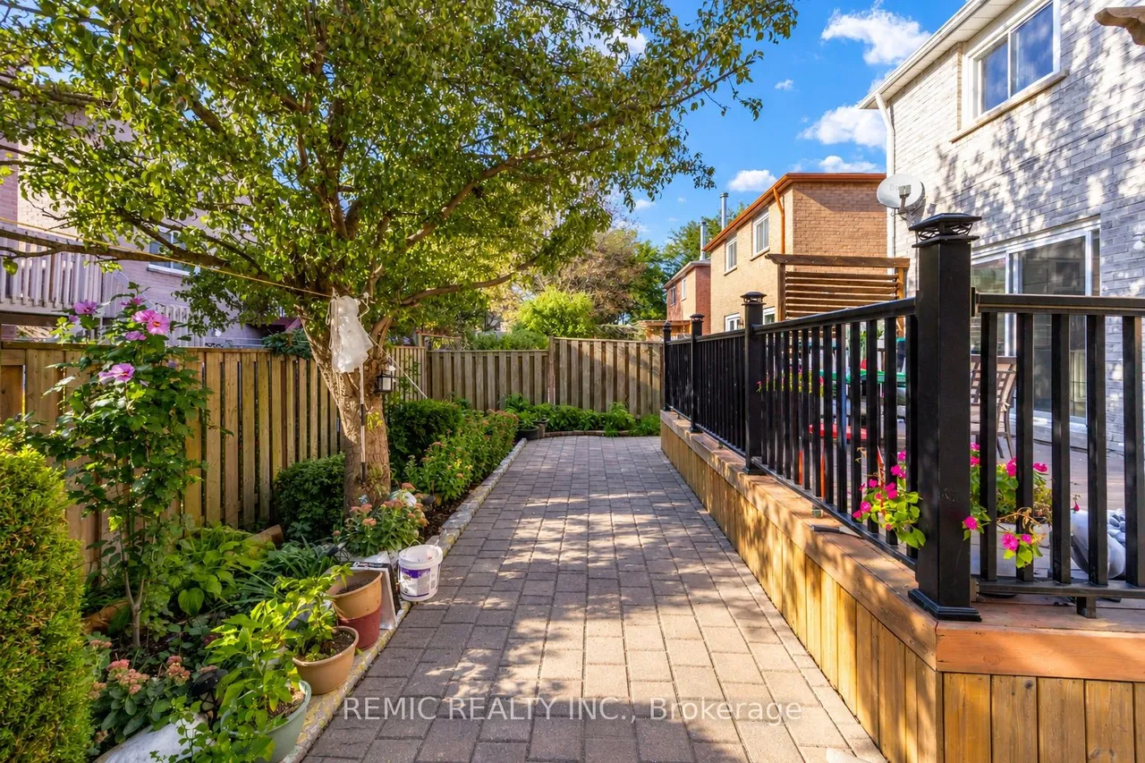 70 Large Crescent — photo 38