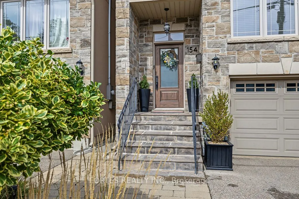 154 Holborne Avenue — photo 2