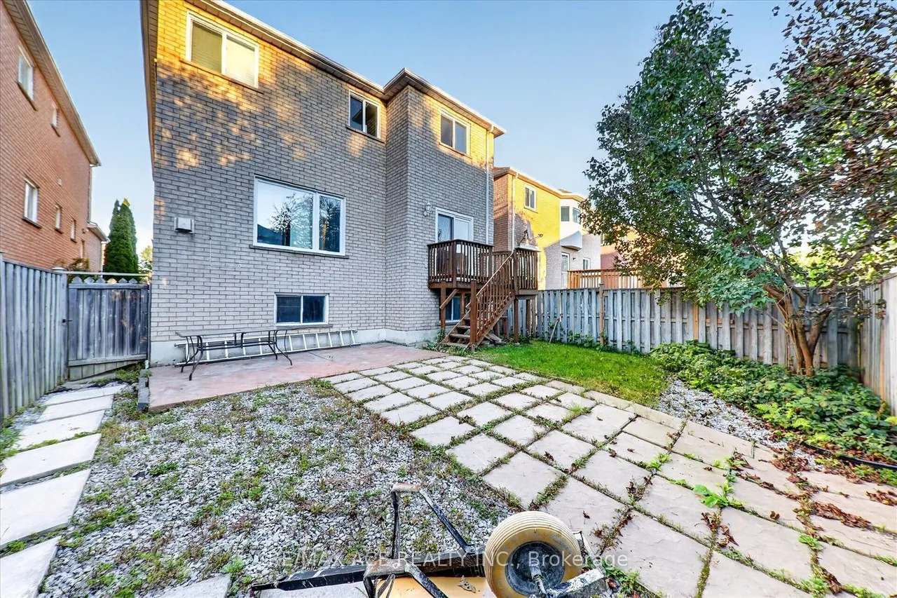 1446 Sandhurst Crescent — photo 40