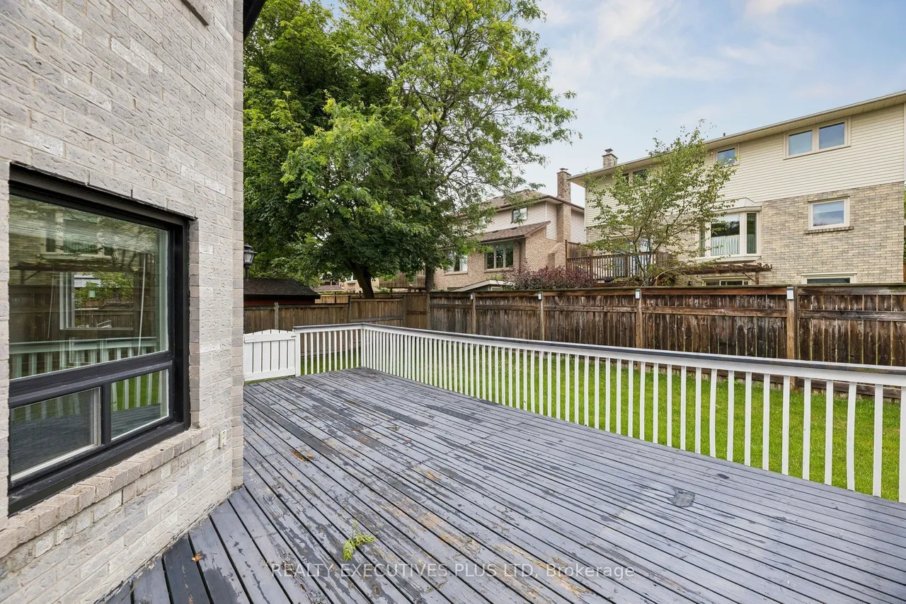 693 Barnes Crescent — photo 50