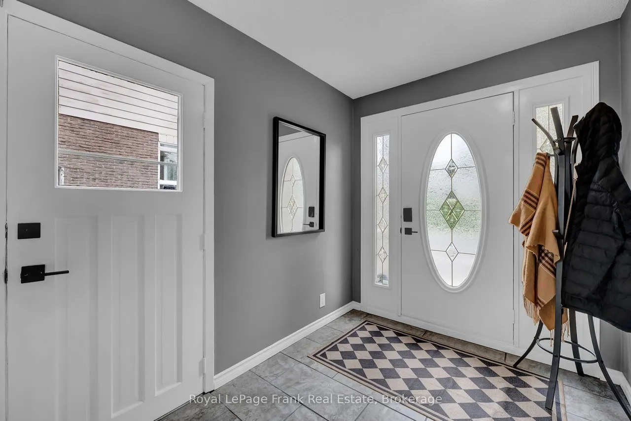 117 Lawrence Crescent — photo 3