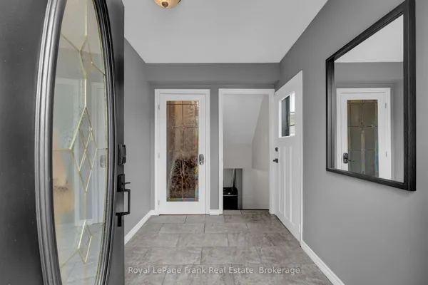 117 Lawrence Crescent — photo 2