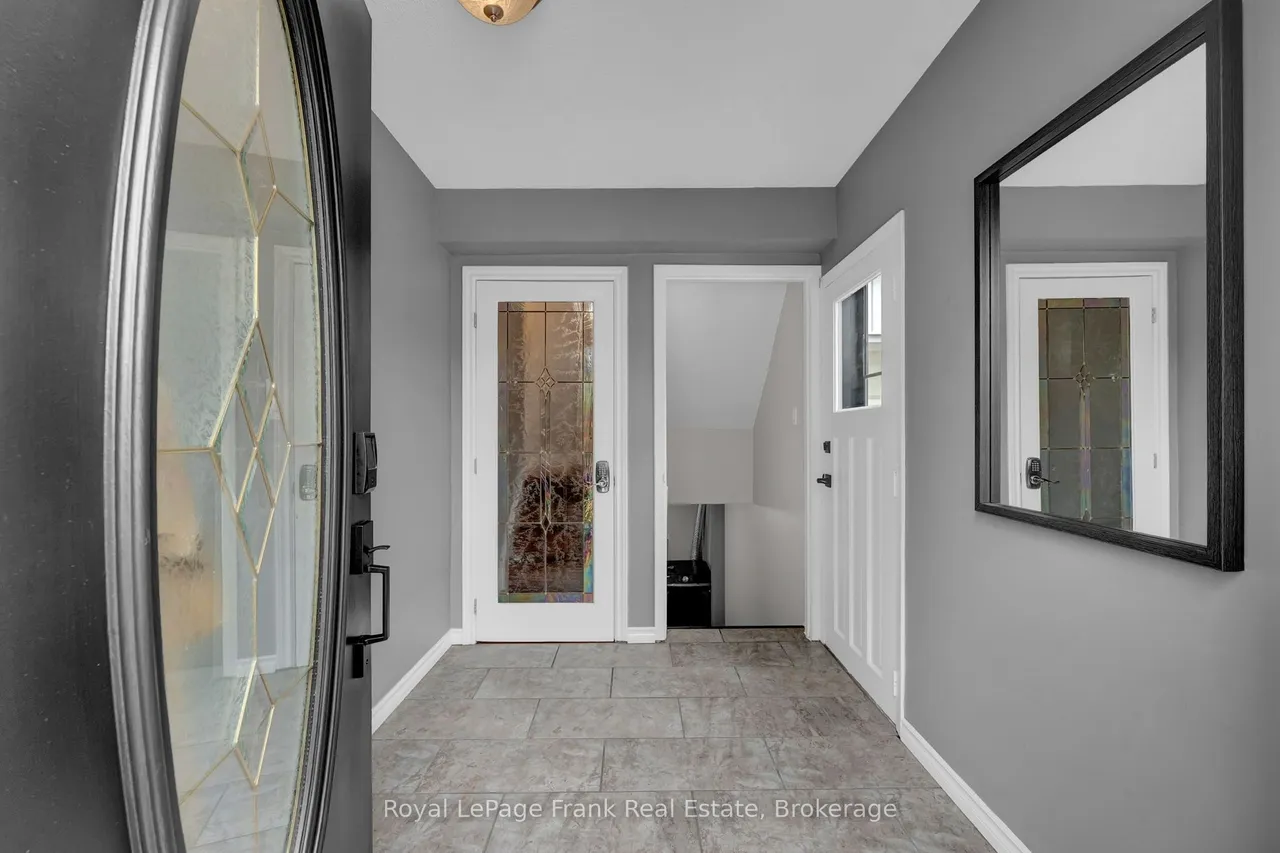 117 Lawrence Crescent — photo 2