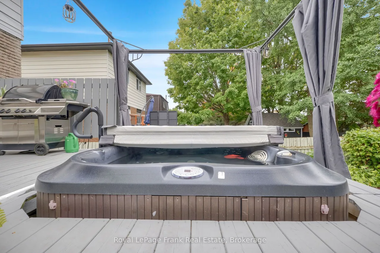 117 Lawrence Crescent — photo 49