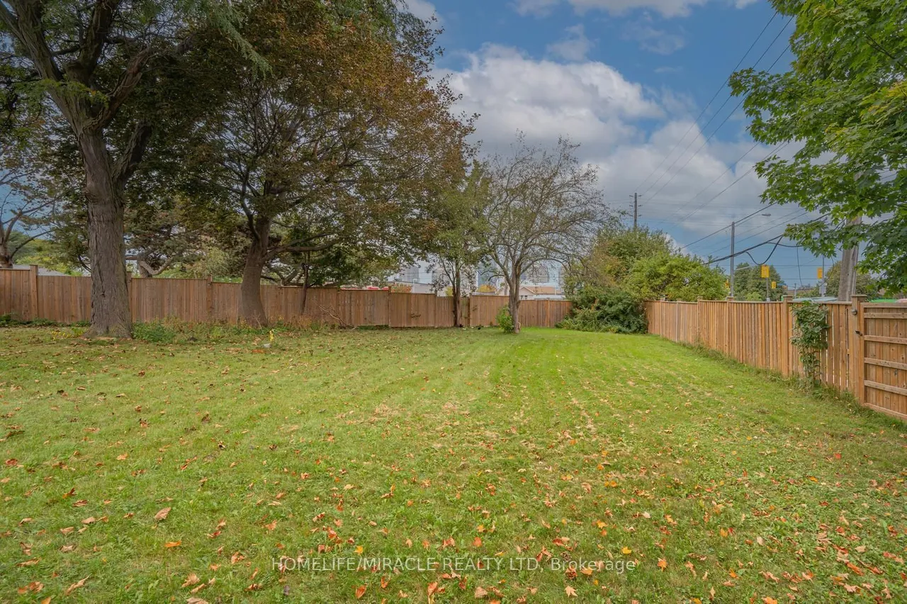 54 Sunderland Crescent — photo 49