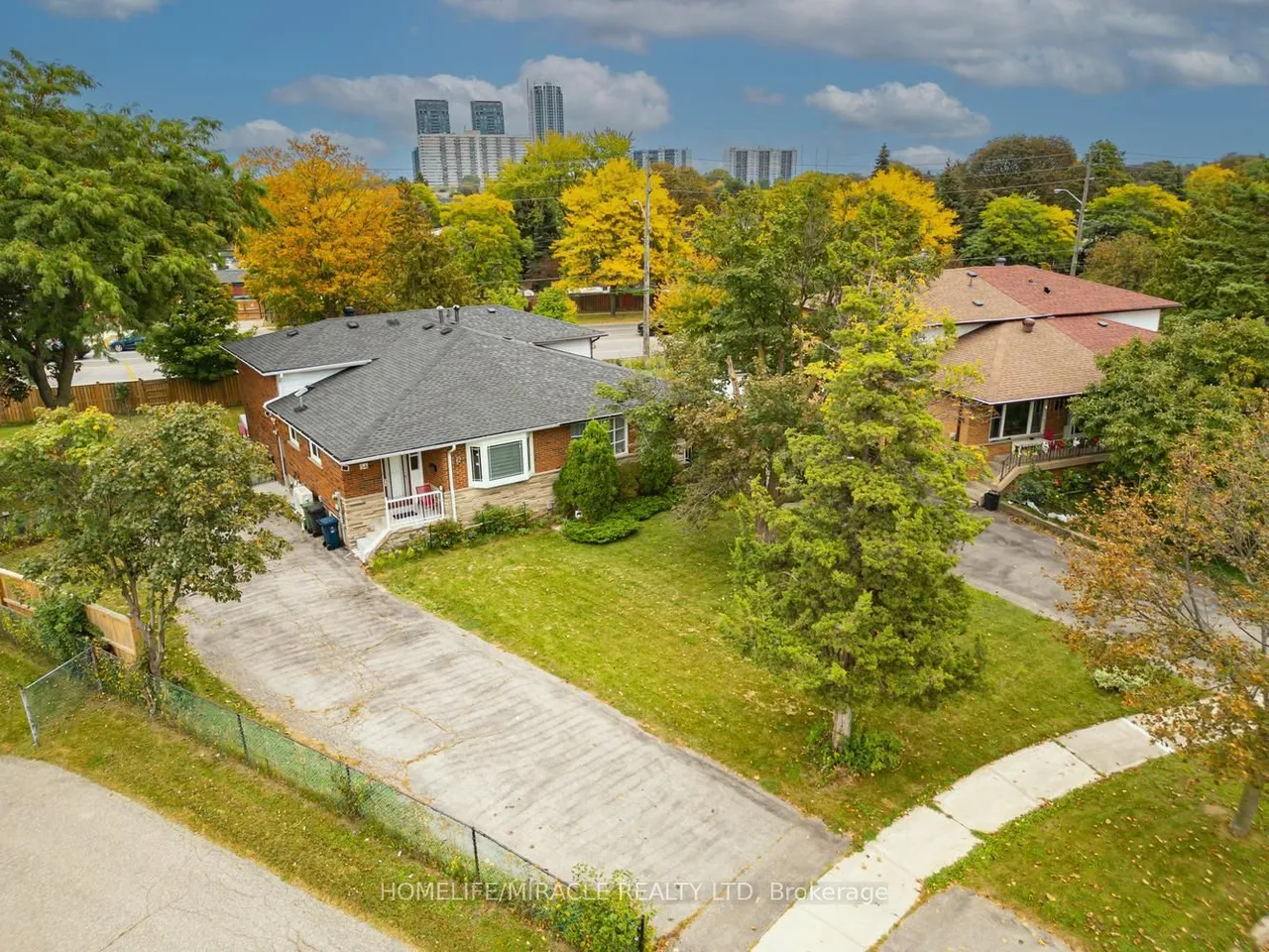 54 Sunderland Crescent — photo 2