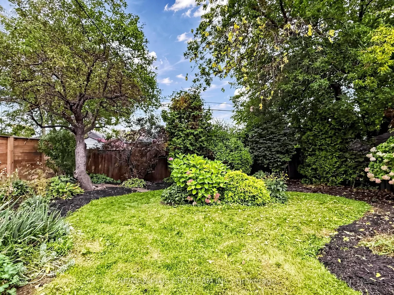 16 Holford Crescent — photo 48