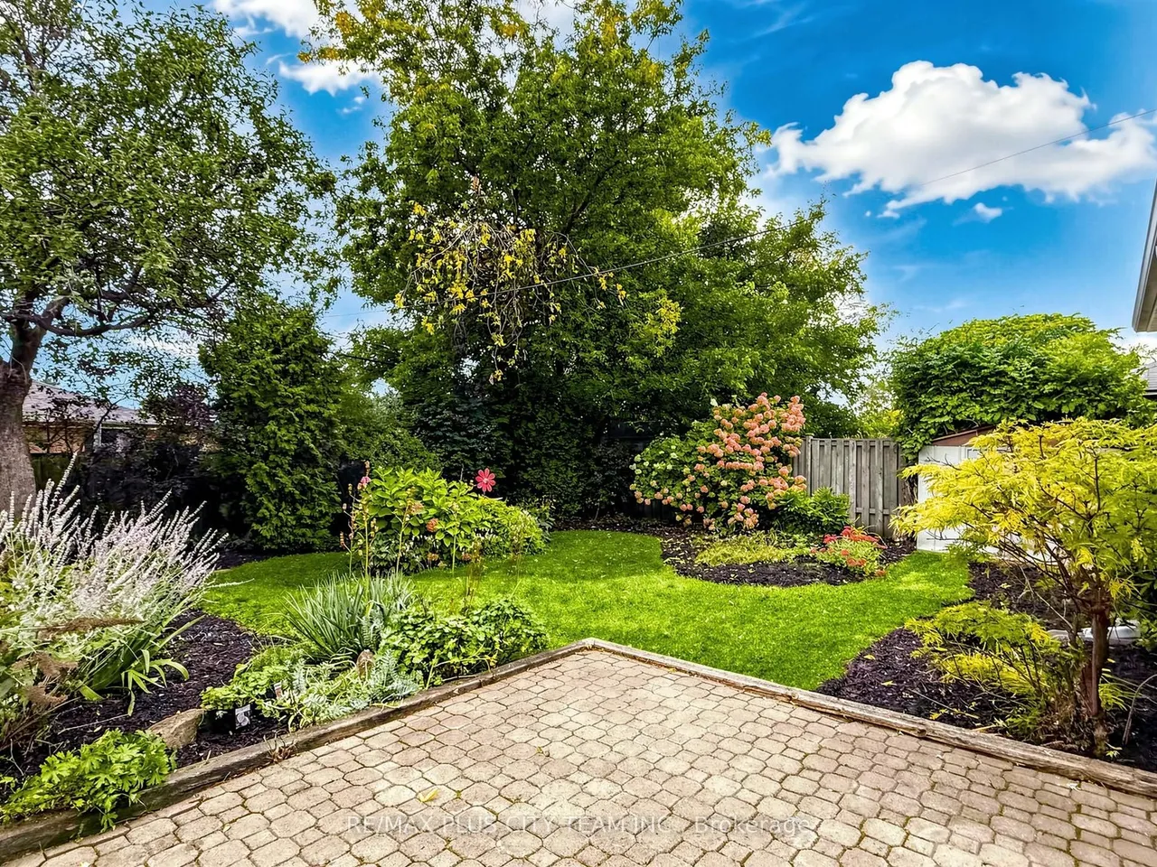16 Holford Crescent — photo 47