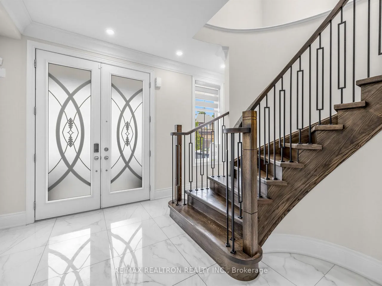 142 Auckland Drive — photo 3