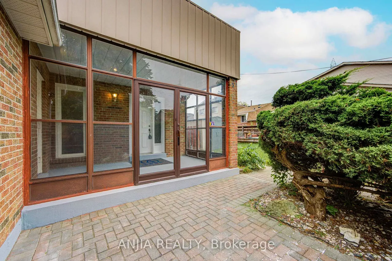 3 Mossbrook Crescent — photo 3