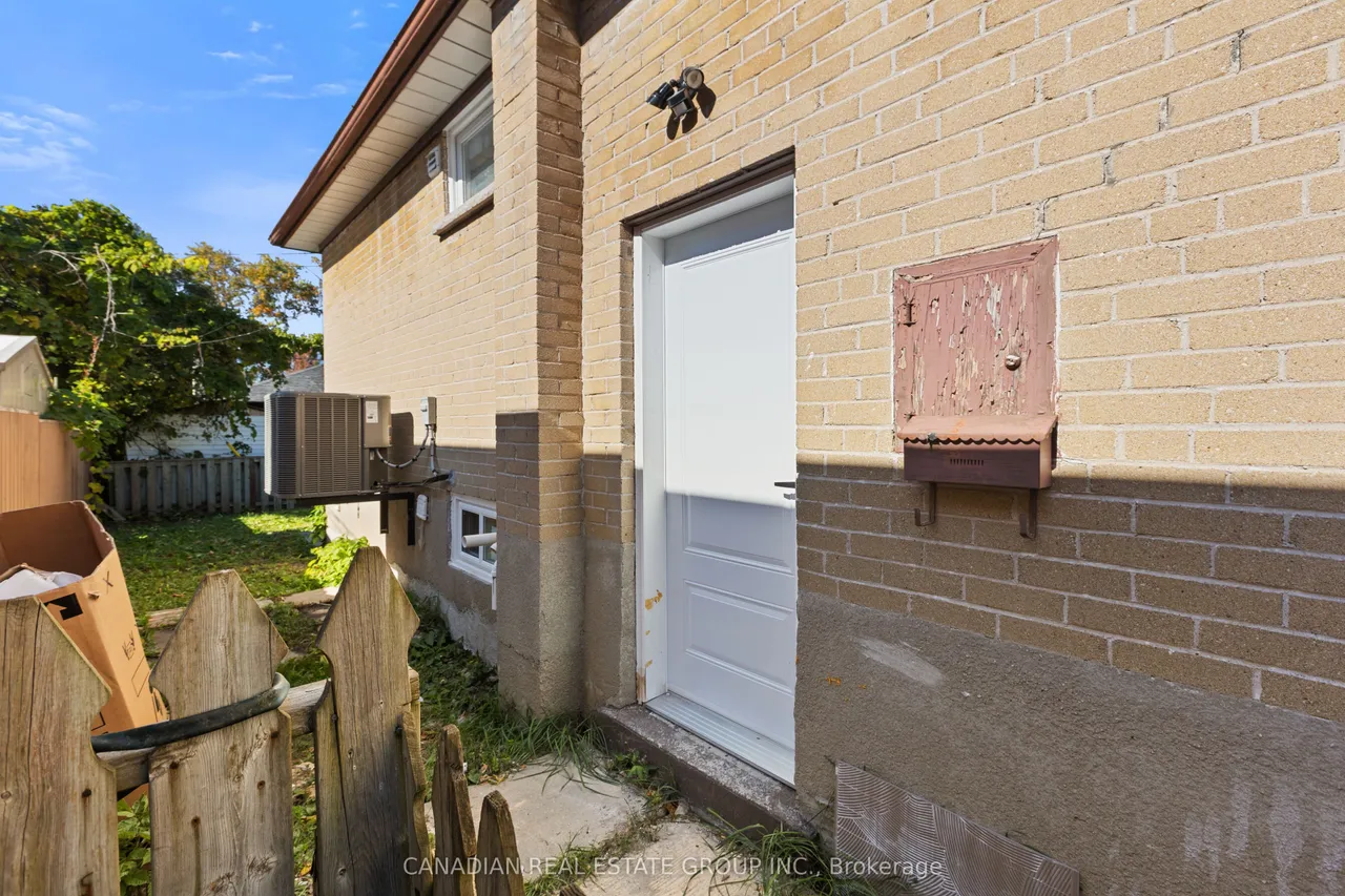 440 Macaulay Street — photo 37