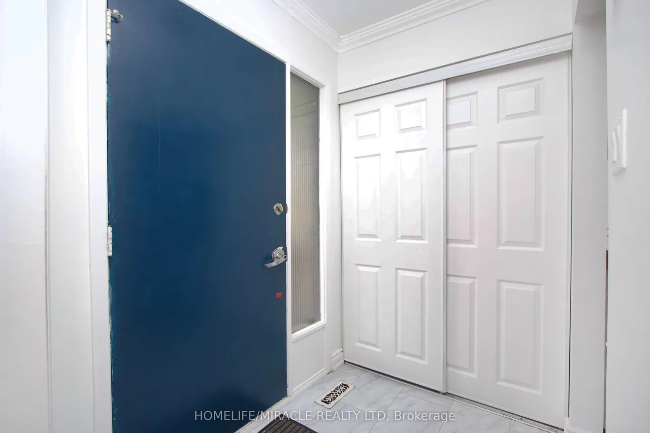 14 Pilkington Crescent N — photo 3