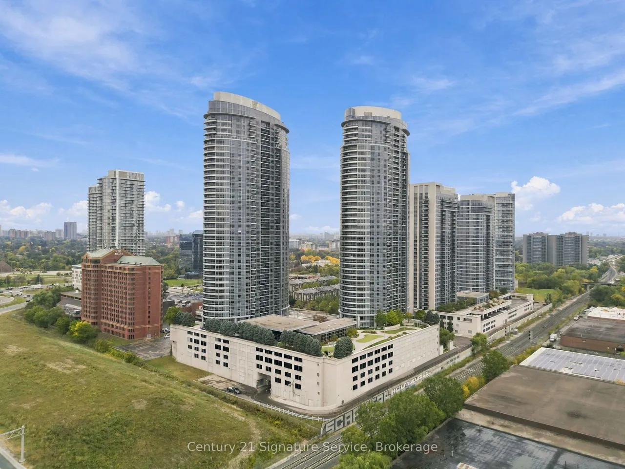 135 Village Green Square, Unit 1822 — photo 39