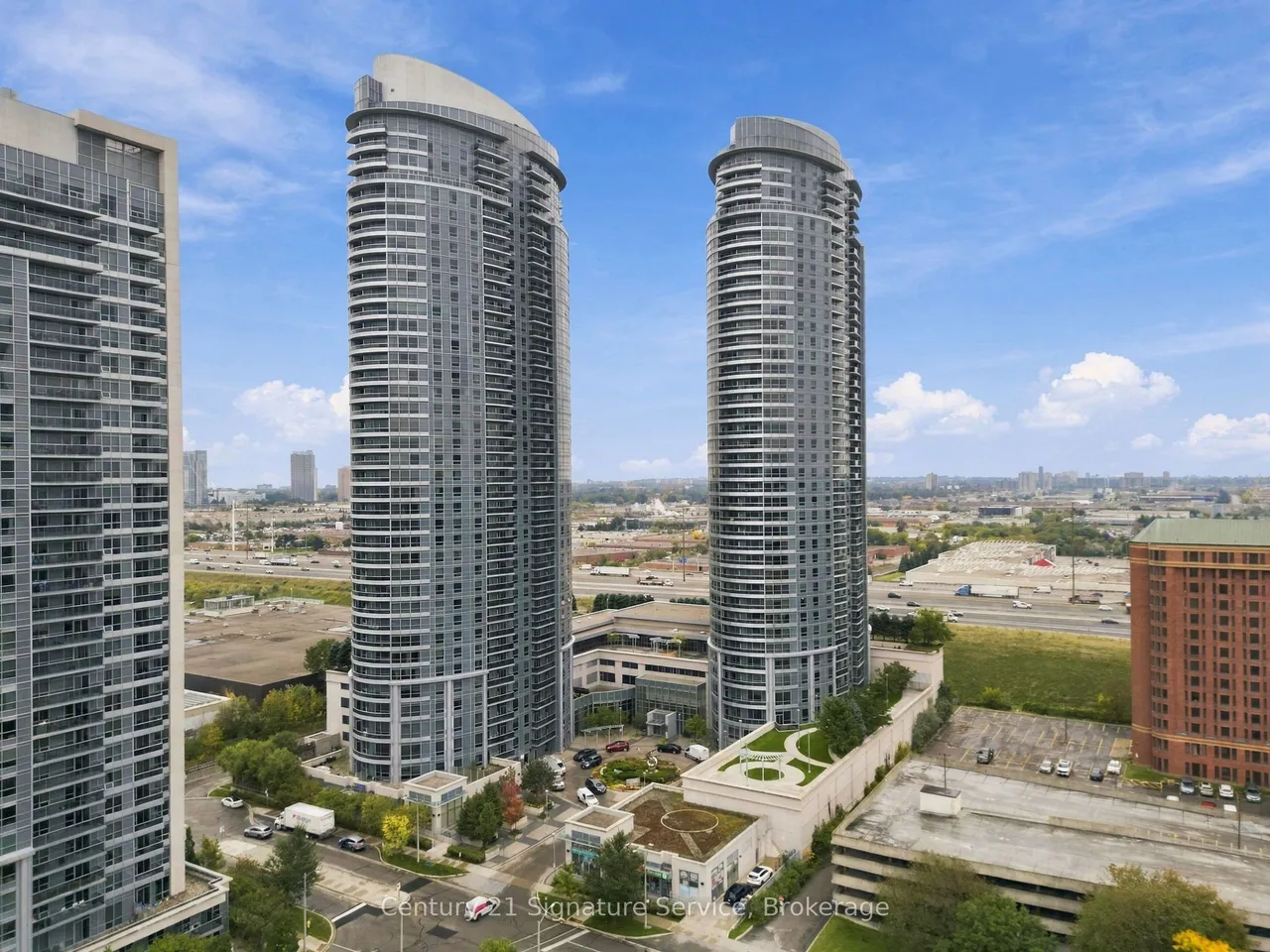 135 Village Green Square, Unit 1822