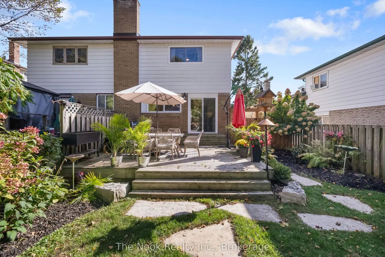 648 Berwick Crescent — photo 40