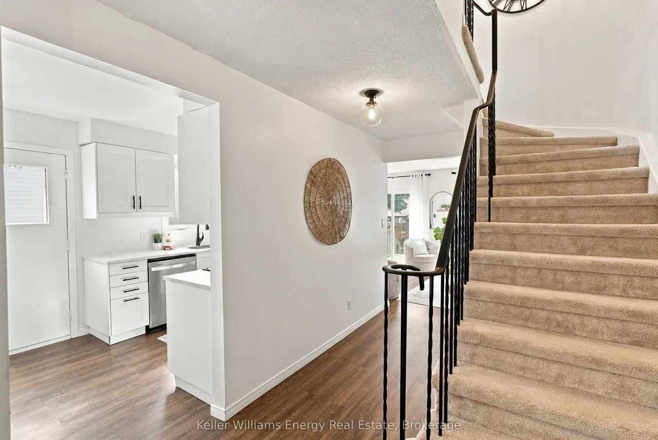 6 Overbank Drive — photo 3