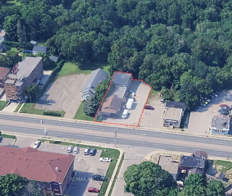 818 Simcoe Street S