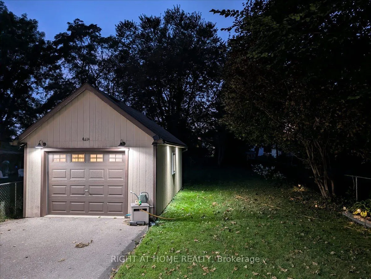 176 Burk Street — photo 41