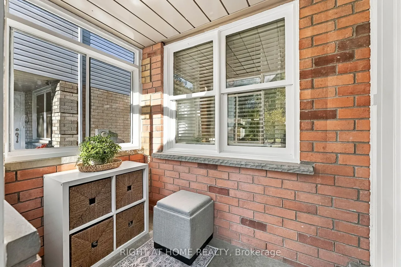 56 Teddington Crescent — photo 2