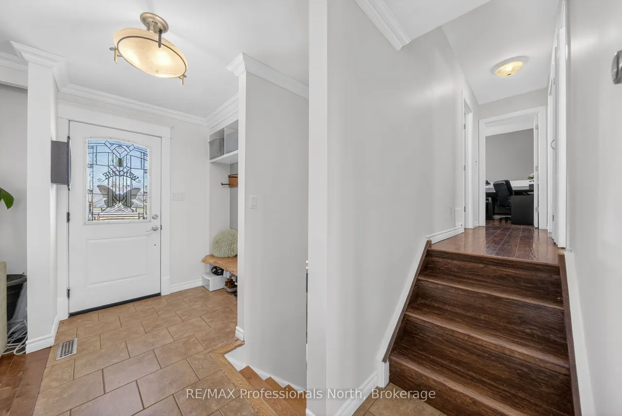 271 Lakeland Crescent — photo 3