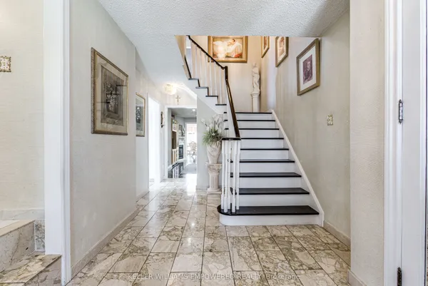 79 Oakmount Crescent — photo 2