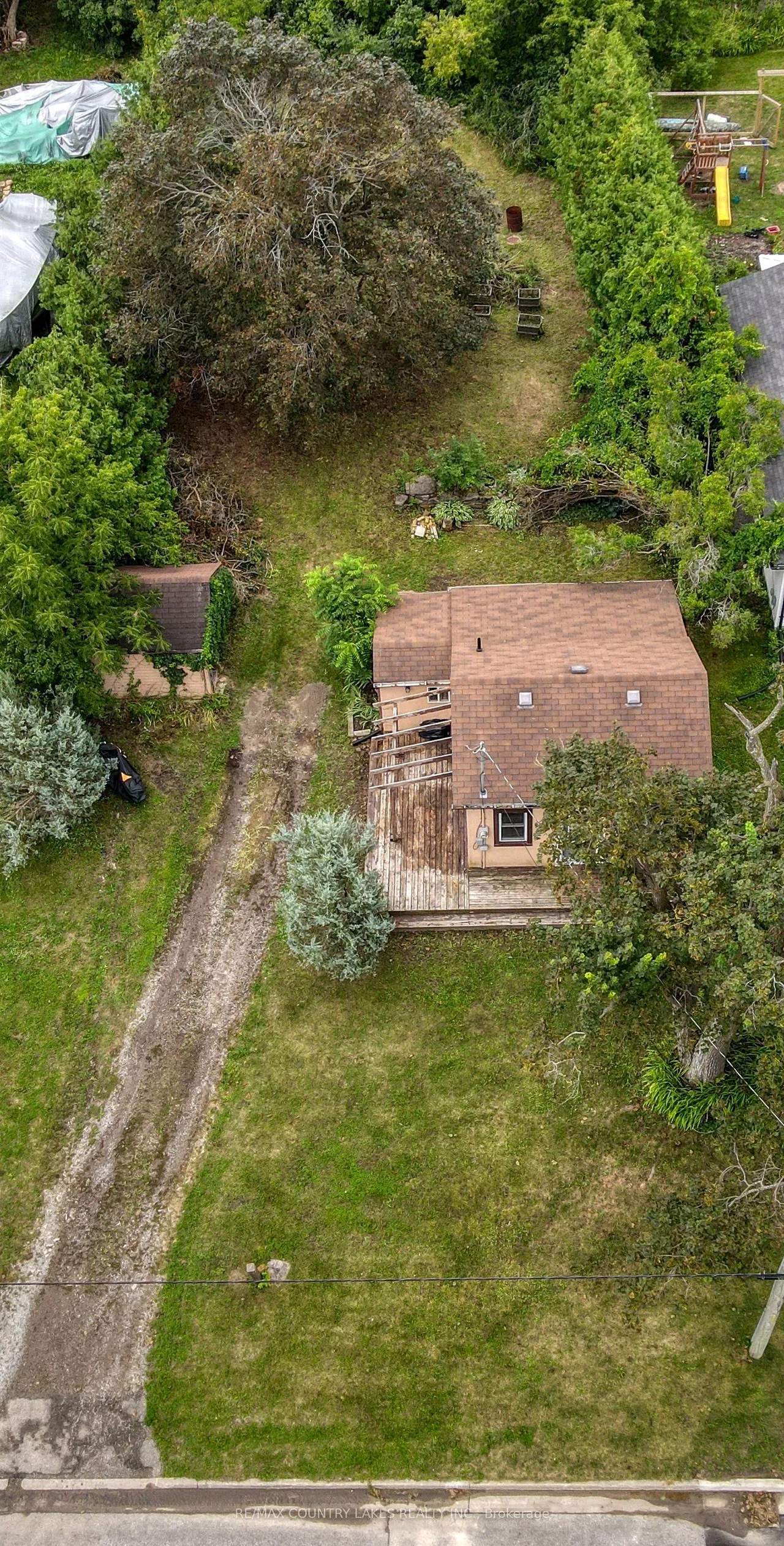 607 Simcoe Street — photo 16