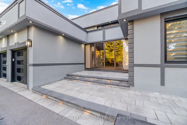 32 Colton Crescent S — photo 2