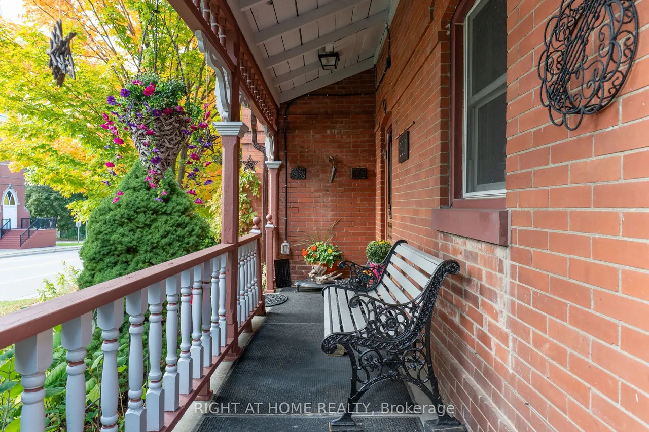 220 Barrie Street — photo 3