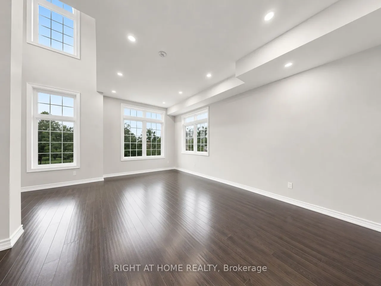 637 Simcoe Street — photo 3
