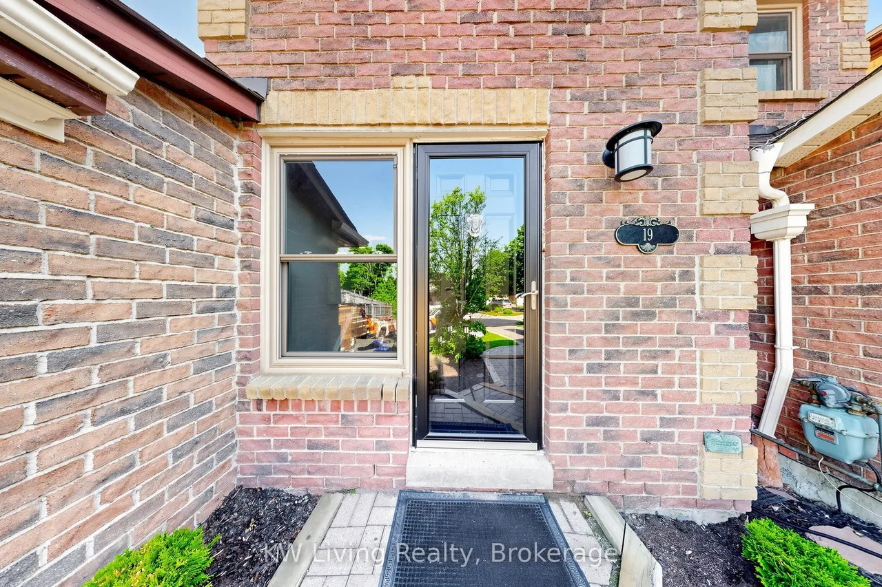 19 Sarah Jane Court — photo 2