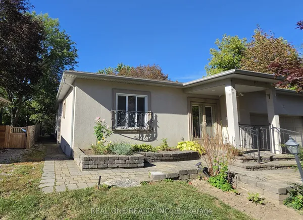 36 Wildrose Crescent E — photo 2