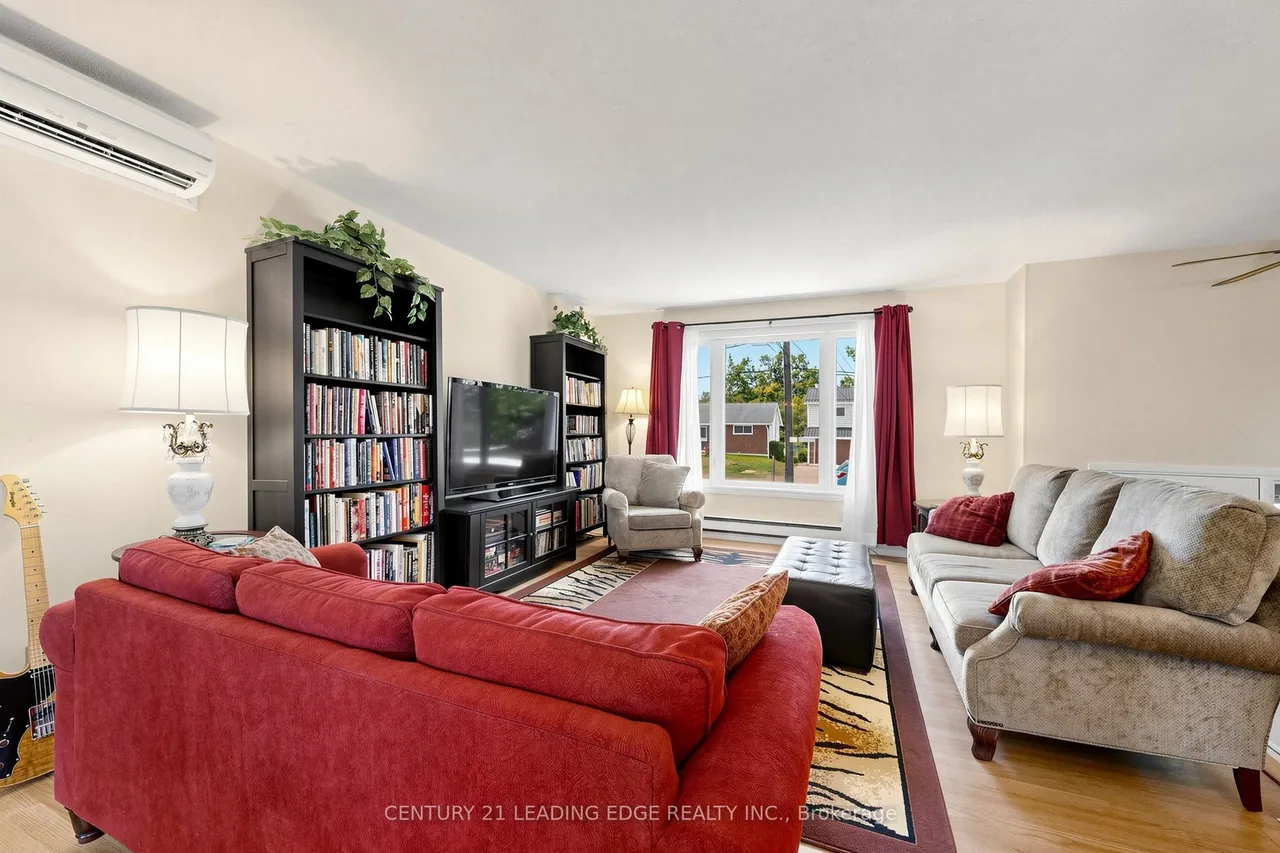 553 James Street — photo 3