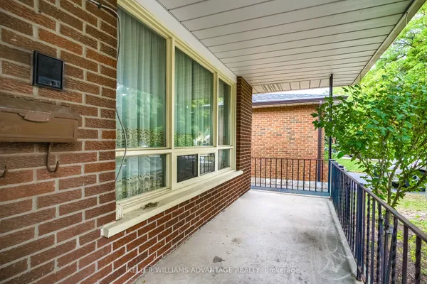 68 Fullerton Crescent — photo 2