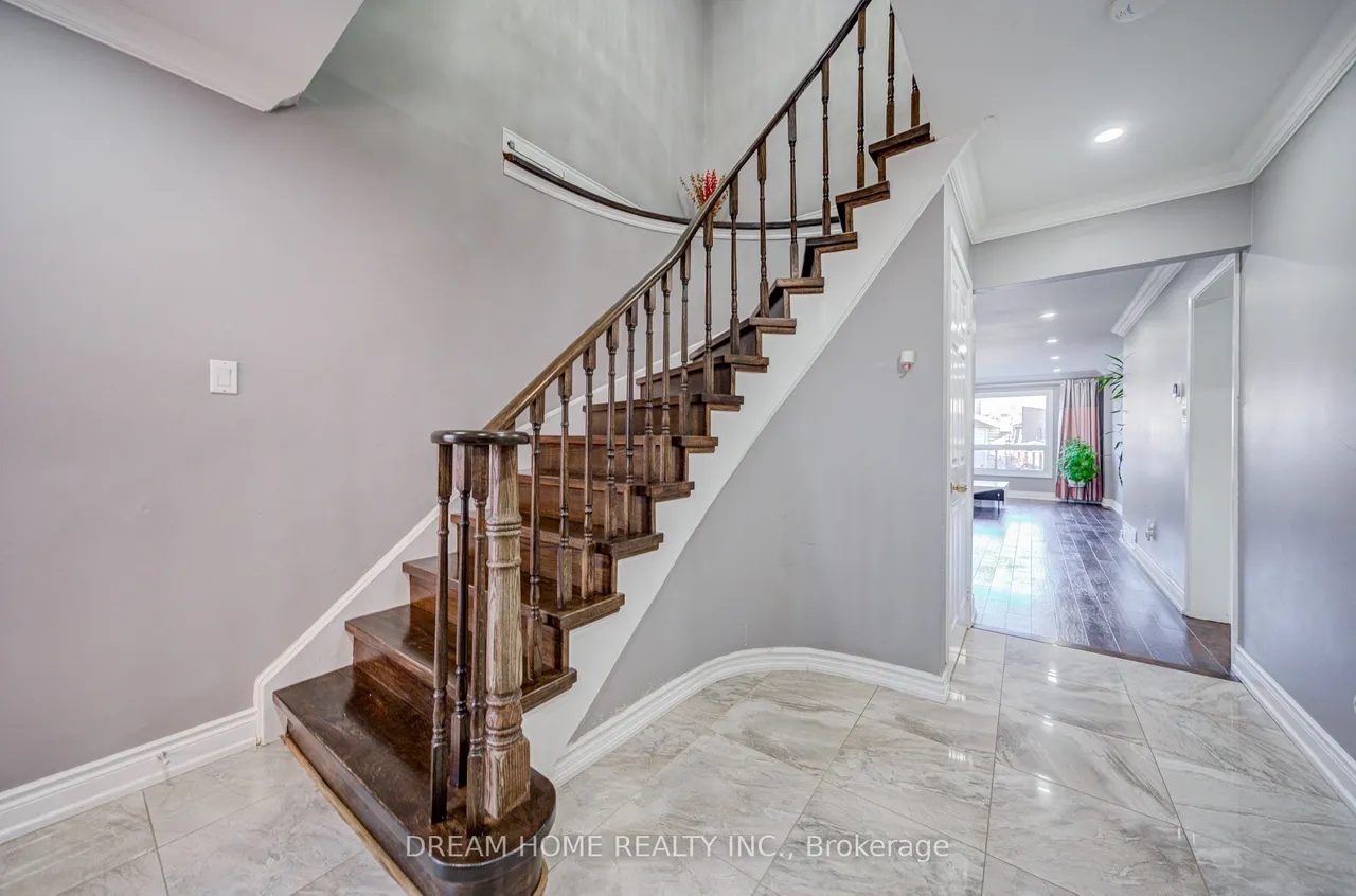 100 Douglas Haig Drive — photo 3